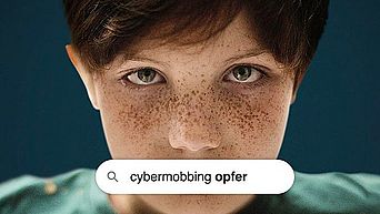 Ein Kind schaut in die Kamera. Davor der Schriftzug "cybermobbing opfer"