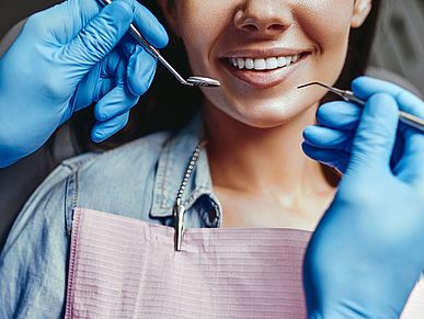 Ein Zahnarzt führt eine zahnärztliche Behandlung durch