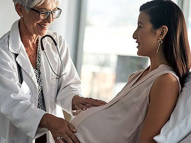 Eine schwangere Frau mit ihrer Ärztin