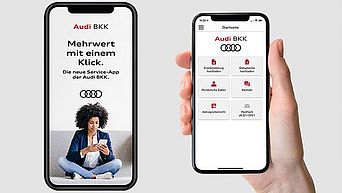 Zwei Hände halten je ein Smartphone, welche die AudiBKK Service App zeigen.