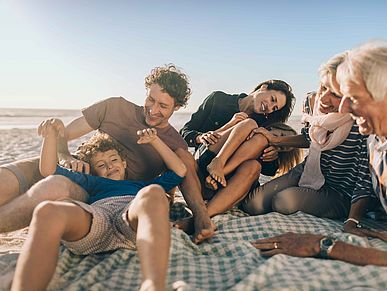 Familie liegt am Strand