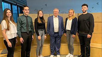 Der Vorstandvorsitzende Gerhard Fuchs mit den neuen Auszubildenen