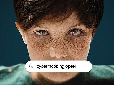 Ein Kind schaut in die Kamera - davor eine Suchleiste, in welcher "cybermobbing opfer" steht.