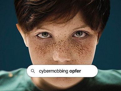 Ein Kind schaut in die Kamera. Davor der Schriftzug "cybermobbing opfer"