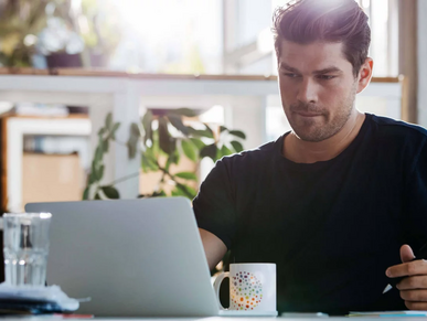 Junger Mann am Laptop