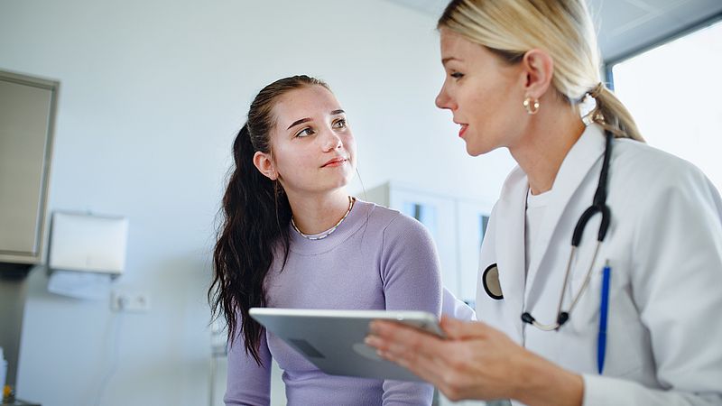 Teenagermädchen wird von Ärztin beraten