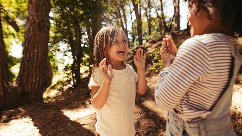 Kinder spielen im Wald