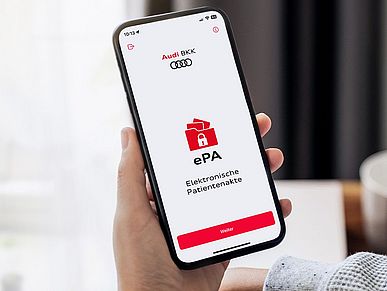 Hand mit Smartphone in der Hand, das die App der elektronische Patientenakte anzeigt