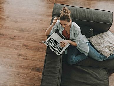 Frau sitzt auf Couch
