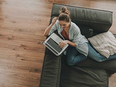 Frau sitzt auf Couch