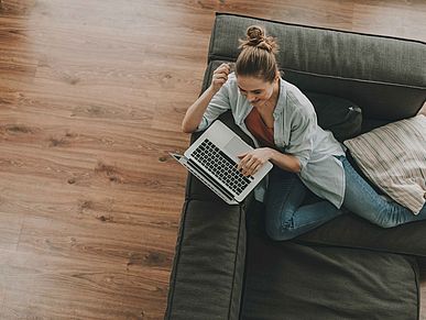 Frau sitzt auf Couch