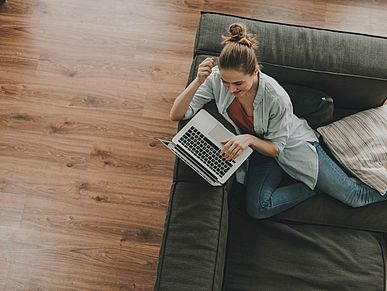 Frau sitzt auf Couch