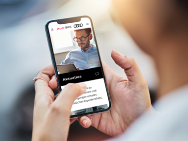 Smartphone wird in den Händen gehalten