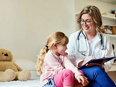 Kinderärztin mit Patientin