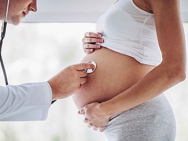 Arzt untersucht Babybauch