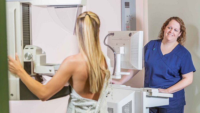 Frau lässt eine Mammografie machen