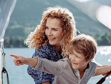 Mutter und Sohn auf einem Segelboot