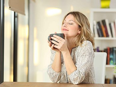 Frau trinkt einen Kaffe