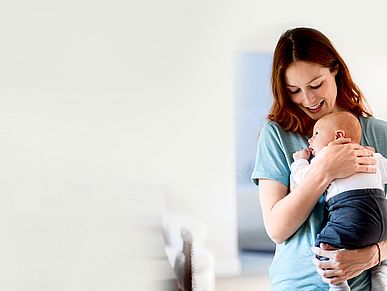 Frau mit Baby auf dem Arm