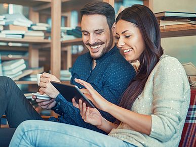 Pärchen schaut zusammen auf ein Tablet