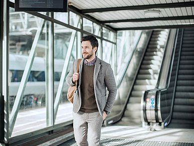 Mann kommt von einer Rolltreppe