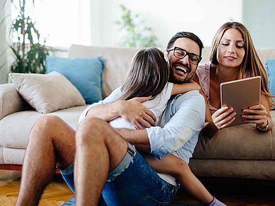 Familie auf dem Sofa