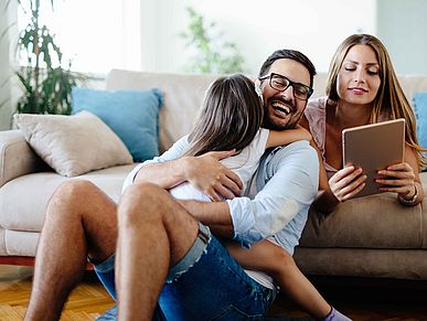 Familie auf dem Sofa