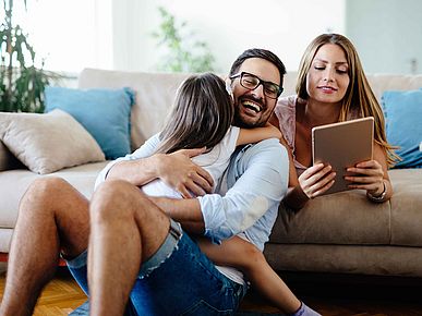 Familie auf dem Sofa